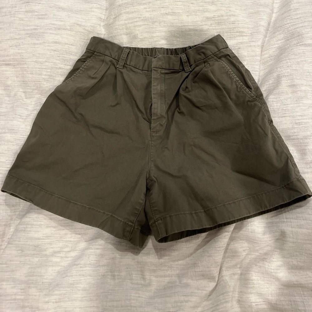 Olive green GAP shorts in size 8